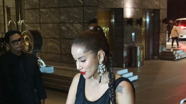 Olla Ramlan datang ke Resepsi Luna Maya dan Maxime Bouttier (31/7) [Selvianus Kopong Basar]